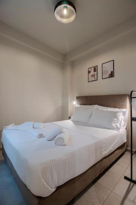 Stylish Cityscape Apt In Centre